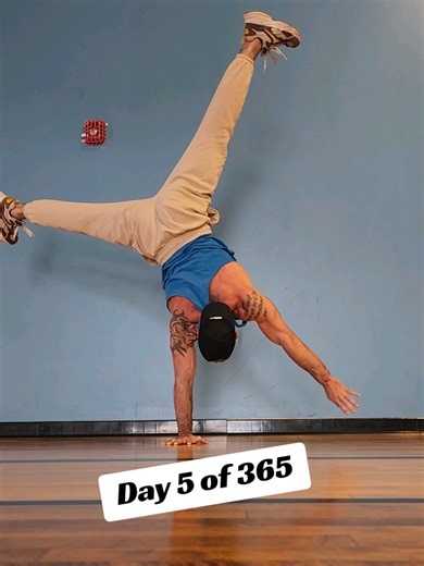 day 5 of 365! 🤸‍♂️🤞🏼🙌🏼😄💪🏽💯 road to one hander! #handstandchallenge #handstand #fyp #fitnessjourney #calisthenics