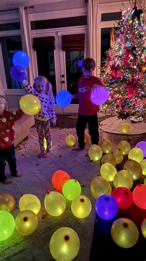 Kelsi Savage on Instagram: "🎉 NYE Light Up Balloon Drop 🎉 Comment PARTY for the details to everything I used to create an epic New Years Eve balloon drop!! This is our favorite NYE tradition and the kids love it!! I know it’s early but now is the time to grab the supplies before they sell out! . . #nye #newyears #newyearseve #newyearsparty #happynewyear #newyearsparty #partyideas #newyearseveparty"