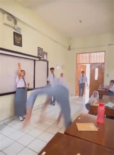 opps moment in class room 🤯😂🤪 #school #backbenchersonflipkart #oppss #funny #funnytiktok