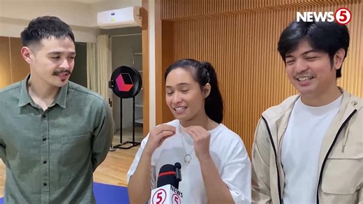 Ibinahagi ng cast ng “Anino sa Likod ng Buwan” na sina Martin del Rosario, Elora Españo, at Ross Pesigan ang excitement sa pagbibidahang nilang stage play na isinulat ni Jun Lana. Ito ang pagbabalik sa entablado ng obra na unang inilabas noong 1993 at nagkaroon ng movie adaptation noong 2015. #News5 | News5