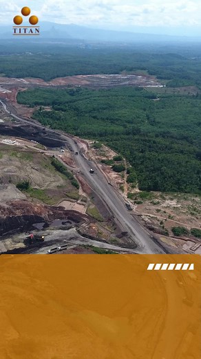 Menghadapi lonjakan harga batubara dan meningkatnya permintaan ekspor batubara Indonesia, PT Titan Infra Energy, perusahaan yang beroperasi di Provinsi Sumatera Selatan, memperkuat infrastruktur jalur angkutan batubara mereka. Dengan mengoperasikan jalur hauling sepanjang 113 kilometer yang melintasi tiga kabupaten, yakni Lahat, Muara Enim, dan Pali, Titan Infra Energy telah berkontribusi dalam pengangkutan batubara di wilayah tersebut. video ini akan membahas lebih lanjut tentang pentingnya jal