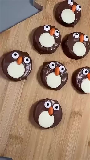 How cute are these chocolate covered Oreo penguins 🥺 Don’t forget to save for inspo. Now we know I’m not the artiest of people (lots of Halloween creative fails 🤪😂) but if I can make these, anyone can 👏🏼 These are easy peasy and a cute (and tasty) activity to do with your little ones too! Perfect for winter / Christmas (dare I say it) 🎄 All you’ll need is - Oreo’s - A big bar of chocolate (always has to be dairy milk for us 👌🏼) - Decorative eyes - Milky bar buttons - Orange smarties (I j