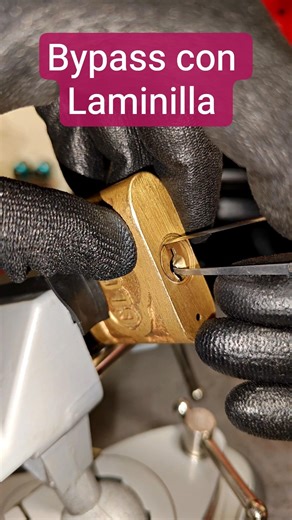 técnica de bypass con laminilla candado sin protección de rotor #locksport #locksmith #cerrajero
