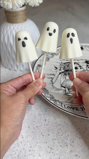 Ghost Cake Pops: Halloween Cake Pop Decorating Ideas