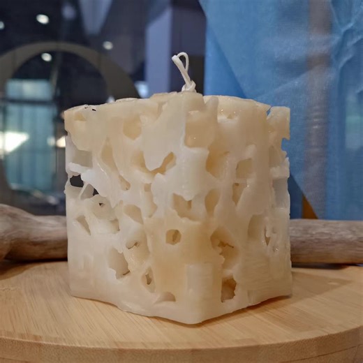 明日色変えてまた作ろ #キャンドル #アイスキャンドル #ハンドメイド 氷を使って作るんだぜー 灯すと、光の漏れ具合がたまらんやつ✌️