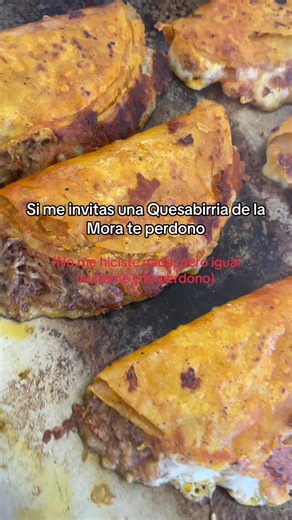 Invita unas Quesabirrias de la Mora, una birria sabrosa y jugosa, ándale invita a tu persona favorita, ora que te perdone, a tu loba para que no esté enojada, te aseguramos que se pondrá de buenas😏 Haznos pedido o visitamos 4524433010 🔥🐃 QuesaBIRRIA La Mora!👊🏼🔥🐃 🙏🏻🧿 #birria #uruapan #almuerzo #sabormexicano #tacosdebirria