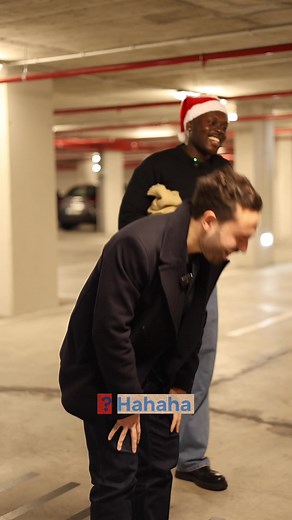 O Natal chegou mais cedo à Fracarlmport... e os presentes já estão a ser entregues Consegues adivinhar que carro é este? Agora diz-nos: qual gostavas de ver embrulhado à porta de casa este Natal? #mercedes #importaçãoautomóvel #carronovo #fracar