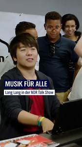 Lang Lang ist einer der einflussreichsten klassischen Musiker. Seine Begabung, seine Persönlichkeit und sein Humor machen den 43-Jährigen zum perfekten Botschafter der klassischen Musik und zum Vorbild für viele junge Menschen. Mit seiner 2008 von ihm gegründeten "Lang Lang International Music Foundation" setzt er sich unermüdlich für Musikerziehung ein. Den ganzen Talk findet ihr hier: ndr.de/ndrtalkshow-346.html | NDR Fernsehen