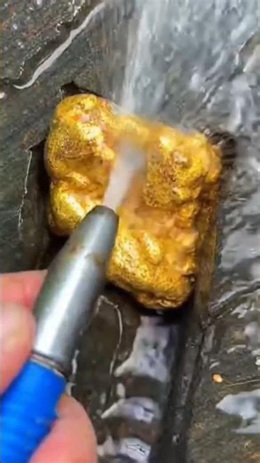 Smashing Random Stones… This One Had REAL Gold! 😳⛏️ #shorts