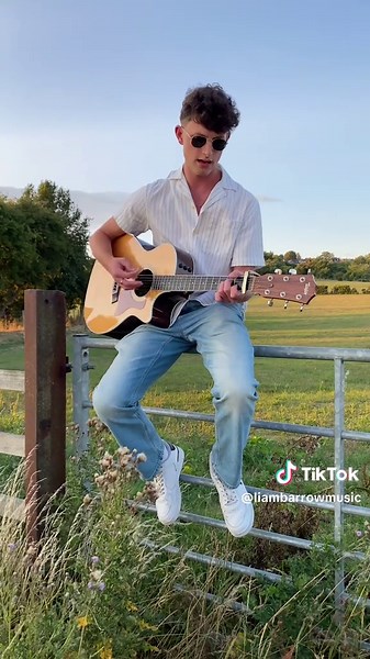 Half The World Away cover ✌🏻 #oasis #noelgallagher #liamgallagher #fyp #foryoupag #yorkshire