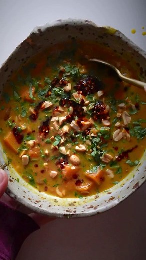 Spicy Peanut Soup with Sweet Potatoes Kale! Comforting and SUPER nutritious. Comment "recipe" to get it in your inbox! https://pinchofyum.com/sweet-potato-peanut-soup | Pinch of Yum