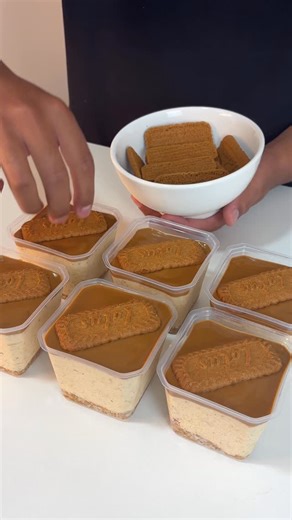 Matheus Carvalho on Instagram: "Mini cheesecake de biscoff 🥨 Antes segue @o.matheuscarvalho pra mais receitas como essa! 🤎 Ingredientes: 320g de bolacha maisena ou biscoff 160g de manteiga 300g de cream cheese 200g de chocolate branco 100g de creme de leite 380g de pasta de biscoff 120g de manteiga Biscoff derretido como cobertura e uma bolacha inteira! #doce #receita #confeitaria #biscoffcheesecake #rendaextra"