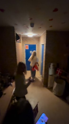 9.8K views · 576 reactions | Når man kommer tilbage til IE efter at have deltaget i Hip Hop VM i Prag med sit dancecrew, er det på sin plads at blive taget godt imod af sine venner og veninder 拾 Men når man ovenikøbet kommer hjem med to 雷雷 medaljer, så skal det stikke helt af! 朗睊♥️拾 Kæmpe tillykke med den flotte præstation @tenna_morgan og @houseofdance_aalborg 朗 | Ingstrup Efterskole | Facebook