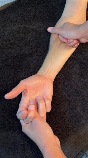 Feeling hand pain or stiffness? 😣 Try this quick partner massage to melt away tension and boost circulation! #handmassage #carpaltunnelrelief #massage #relaxation #selfcare #houstonmassage #viralreelsシ | Belle Therapy