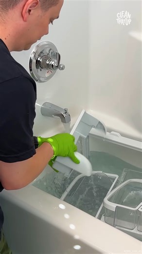 247K views · 2.3K reactions | How to Eliminate ODORS From Your Fridge #housecleaning #fridgecleaning #kitchencleaning #cleaningtips | Clean That Up | Facebook