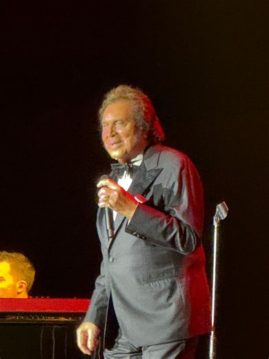 Engelbert Humperdinck dedicates his song “And I Love You So” (1974) to the victims of the recent typhoon in Cebu during his “Last Waltz Farewell Tour” concert at the Waterfront Cebu City Hotel tonight, November 7, 2025. #EngelbertHumperdinck #CebuConcert #AndILoveYouSo | SkyscraperCity - Cebu Updates