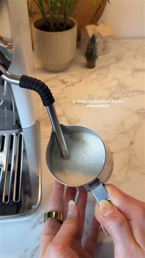 Patricja 🍒 on Instagram: "Bin gerade dabei zu lernen, wie man Milch richtig aufschäumt ☕️🌟 Tatsächlich schwieriger als gedacht – aber der erste Schritt und wichtigste Schritt, um auch Latte Art lernen zu können!! Baristas, help me out – sieht das richtig aus? Tipps willkommen! 👀🤍 #milchaufschäumen #baristaskills #latteart #homebarista #coffeetime #coffeeathome #cozyvibes #coffeeaddict #coffeevibes #aestheticcoffee"