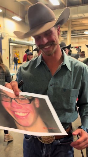 Gotta love athletes signing old pics 😂📸 #yeghaw #cfr #rodeotok #fypシ゚viral #cowboyhat #exploreedmonton #explore #fyppppppppppppppppppppppp #canadianfinalsrodeo #champion #rogersplace #rodeos #rodeotime #yeehaw #foryourpage #fyp