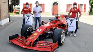 Vídeo: Cristiano Ronaldo anda de Ferrari com Sainz e Leclerc em Fiorano