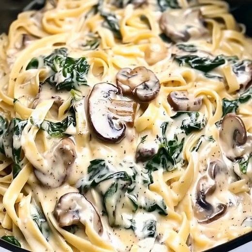 Slow Cooker Spinach and Mushroom Pasta Alfredo Servings: 4 Ingredients: 1. 8 oz fettuccine pasta 2. 2 tablespoons butter The full recipe is in the FIRST (C.O.M.M.E.N.T) 👇 | Khawar Malik