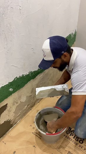 fazendo o nivelamento da parede com argamassa ac3. Logo após será aplicado massa corrida e finalizado com o efeito cimento queimado. #pintor #pintorresidencial #pinturaimobiliaria | Uilian Pintor