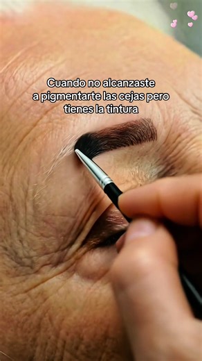Asegura tus cejas esta temporada con tintura vegana