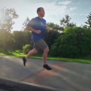 Smooth and natural running technique shown here by @the_running_lab 👣 Barefoot shoes, forefoot strike, hip extension, midline stability. Great example of efficient and sustainable running technique 👣 How you run matters. Transition to barefoot shoes and realign your technique with how your body was designed to function and see a boost in performance while preventing common injuries 👣 #thefootcollective barefoot #strongfeet #run #prehab #technique #education #crossfit #running #crossfitrunning