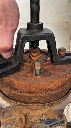 Operating an old and rusty spring machine that is still optimal and functioning as it should #shorts