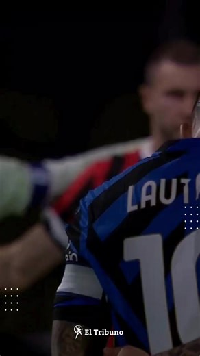 EMOTIVO MINUTO DE SILENCIO POR EL PAPA FRANCISCO EN EL DERBI ENTRE INTER Y MILAN 🕊️⚽ Antes del inicio del clásico italiano, los jugadores del Inter y del Milan se unieron en un profundo minuto de silencio en homenaje al papa Francisco, fallecido esta semana a los 88 años. El estadio Giuseppe Meazza se mantuvo en absoluto respeto, con hinchas y futbolistas unidos. #papaFrancisco #derbiitaliano #IntervsMilan #fútbol #homenaje #minutodesilencio #serieA | El Tribuno Salta