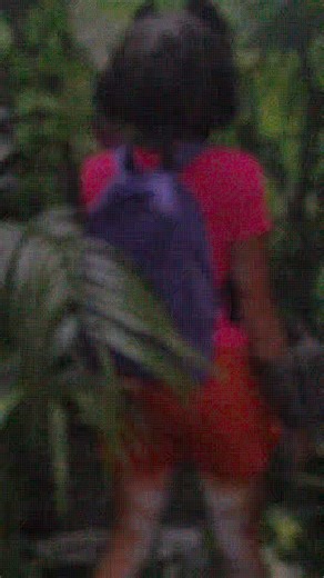 Predator Badlands is finally out... So perfect time to bring back my Predatora The Explorer cosplay, based on @nothinghappenedtoday original art ❤️ -I need a plasma caster. Backpack, do you have a plasma caster? … Can you say: ESPINA DORSAL? Excelente! Come on, vámonos! To the trophy wall! 🎉 | Vampisaurus Sci-Fi Pinup and Cosplay