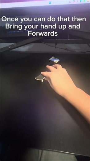 Tutorial How to pop up ur finger bord to do an ollie￼#fingerboard #tutorial #viral #Ollie