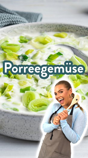 Porreegemüse 🥬🧈 📌 Rezept zum Speichern Cremiges Porreegemüse nach Omas Art in nur 20 Minuten? Mit diesem einfachen Rezept kannst du das Lauchgemüse jetzt ruckzuck zubereiten! 😍🍽️ 🗒️ Unsere Zutaten (für 4 Portionen): 500 g Porree (Lauch) Salz 25 g Butter 30 g Weizenmehl (Type 405) 150 g Sahne (30 % Fett) Cayennepfeffer frisch geriebene Muskatnuss ZUBEREITUNG 1. Schritt Porree gründlich waschen, abtropfen lassen, putzen und in Scheiben schneiden. Porree in ca. 500 ml kochendem Salzwasser 2-3