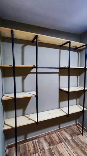 Closet de PVC e Pinus Aparelhada. foi difícil mas tá aí, lindo e funcional! #Fy #HandMade #Pvc #Closet #Pinus #ArmarioDeCano