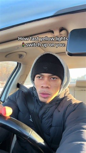 i don’t think anyone slows down at the yellow light 🚦 😭 #relatable #skit #humor #funny #fyp