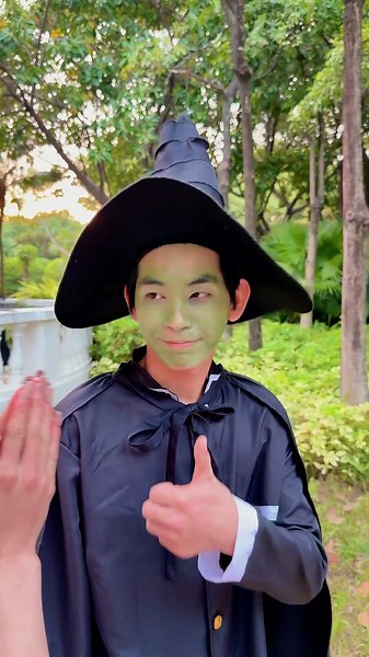 Elphaba helps Glinda #glinda #elphaba #arianagrande #wicked #witch #magic