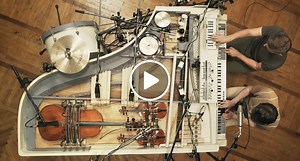 Banda Usa Criatividade e Engenho Para Interpretar Tema Usando Piano Convertido Em 20 Instrumentos