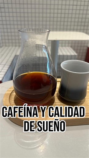 Roberto Espinosa Flores on Instagram: "Cafeína y calidad de sueño. ¿Afecta que mi consumo de cafeína sea de 4pm en adelante a mi calidad de sueño? Y muy particularmente ¿me afecta si posterior realizo una sesión de actividad física demandante? Lo que podemos rescatar de este meta-análisis es que sí, afecta a poder conciliar el sueño de manera eficiente y afecta a la calidad del mismo descanso. Sin embargo, hay que señalar los matices: ▶️ Los protocolos de investigación realizados fueron al corto