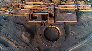 23K views · 220 reactions | Caral só foi escavado talvez nos últimos 20 ou 30 anos... era um enorme centro comercial que conectava a costa do Peru com suas altas montanhas e até mesmo a selva amazônica há 4.500 anos. #AlienigenasDoPassado | HISTORY | Facebook