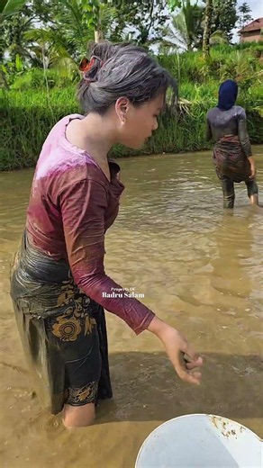 Village widow is good at catching fish with her bare hands🤩 #villagegirl #villagewidow #sundanese...