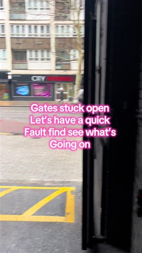 Quick fault find on electric gates. Gates are stuck open. Check these see what’s needs to be done. #gates #fault #tradesman #smallbusiness