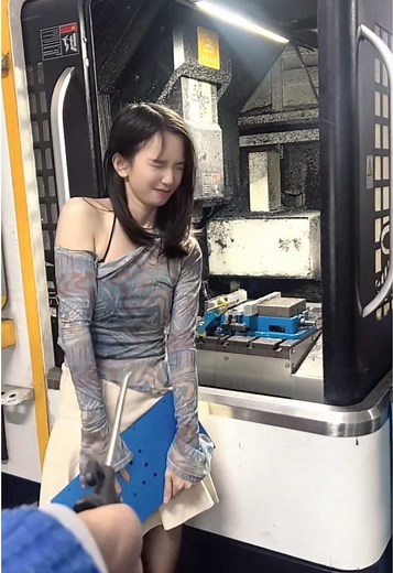 Thợ CNC nữ vận hành máy chuẩn kỹ thuật