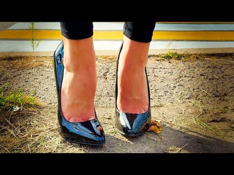 Stunning Leggings Beauty walking in Stiletto Heels #leggings #pumps