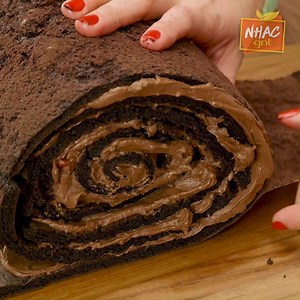 747K views · 6.7K reactions | Já ouviu falar do BÛCHE de NÖEL (ou tronco natalino)? Minha amiga Danielle Noce dá o passo a passo desse ROCAMBOLE bem chocolatudo com CEREJA  #CredoQueDelíciaNoGNT | Receitas | Facebook