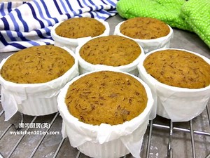 Soft Fluffy Steamed Banana Cupcakes - MyKitchen101en.com