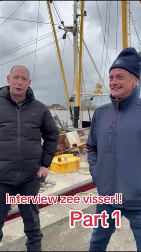 Hendrik, visser in hart en niet spendeerde de afgelopen 17 jaar zijn leven merendeels op zee als visser op een viskotter. In de loop der jaren heeft Henrik alles zien veranderen binnen de vis sector. Klimaat gekte , regelgevingen , maar ook andere vissers waarvan de ambitie niet zo groot is als Hendrik zijn ambitie! Hij ziet de politiek en Brussel als schuldige aan het verdwijnen van deze prachtige sector op zee wat echt een Nederlandse traditie betreft! Gezien de lengte van het interview word h