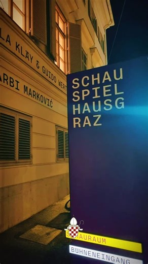Stiftsgymnasium St.Paul on Instagram: "🎭 Ereignisreiche Theaterfahrt nach Graz 🎭 📸 dulj Die 5. Klassen des Stiftsgymnasiums St. Paul erlebten ein besonderes Kulturhighlight im Schauspielhaus Graz: „Die Verwandlung“ von Franz Kafka, eindrucksvoll inszeniert als Monodrama mit Matthias Ohner. Neben großem Theater gab es auch andere Highlights:🍕 gemeinsames Essen in einer italienischen Pizzeria und 🚆 eine Fahrt mit der neuen Koralmbahn 🚉 inklusive Besuch in der Fahrerkabine eines Railjets! Ein
