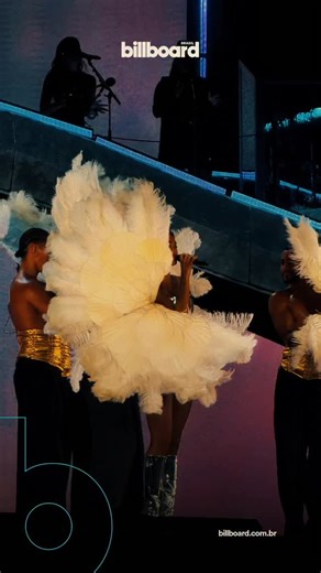 Dua Lipa incluiu músicas mais antigas no setlist da “Radical Optimism Tour”, em São Paulo, e surpreendeu o público ao cantar “Bad Together”, faixa do álbum homônimo. Esperavam por essa? (Vídeo: Billboard Brasil) | Billboard Brasil