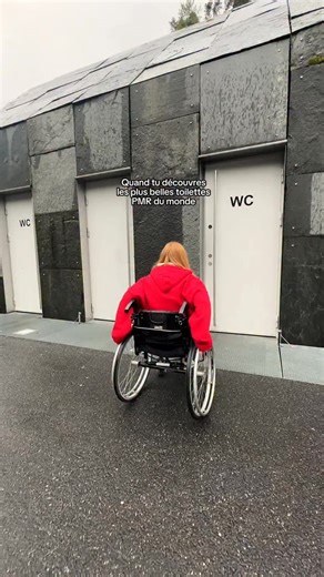 Quand tu découvres les plus belles toilettes PMR du monde ♿️ ! C’est lors de notre road trip en Norvège que nous avons découvert ces fameuses toilettes. Faut le savoir, trouver des toilettes adaptées quand on a un handicap & qu’on se déplace en fauteuil roulant, c’est souvent une galère. Alors trouver des toilettes publiques BIEN adaptées et en plus super belles (c’est assez insolite d’ailleurs), c’est le rêve ! Parce qu’on est d’accord, cette vue sur la nature et la rivière c’est quand même tro