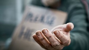 Mendicité : l’interdiction de quémander en rue imposée par 253 communes belges ne respecte pas les droits humains - RTBF Actus