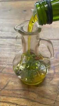 Have you ever made your own chili oil for pizza? Here's an easy recipe!